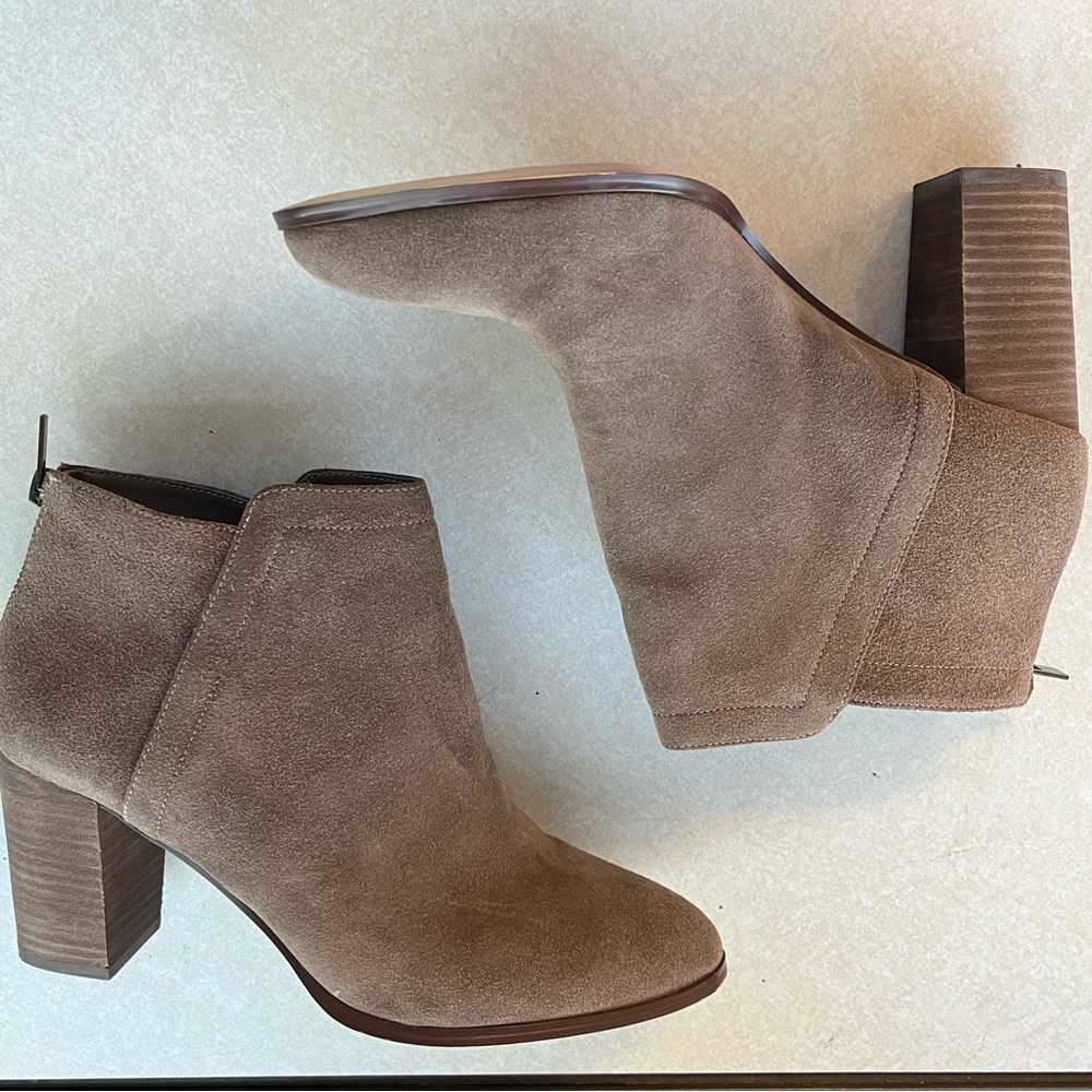 Lord & Taylor 424 Fifth Taupe Suede Booties Sz. 10‎